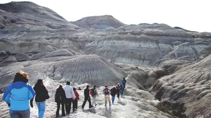 Grupo de aventura realizando el trekking de dificultad media en la depresión natural protegida del viento