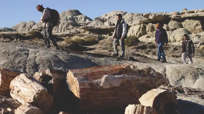 Grupo de aventura realizando el trekking de dificultad media en la depresión natural protegida del viento