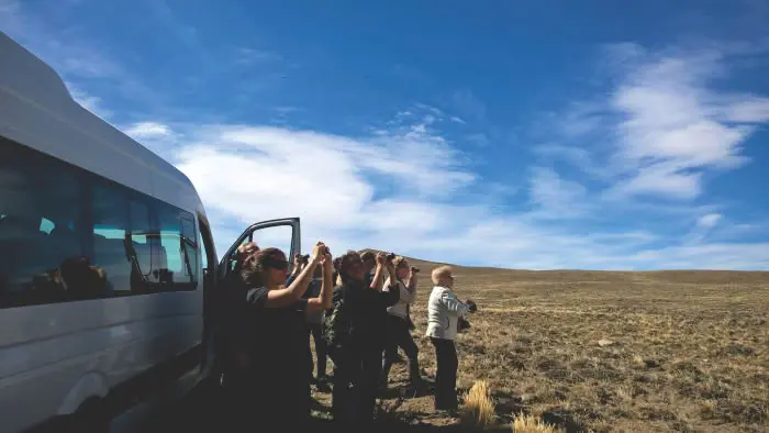 Parada fotográfica en la ruta con vistas panorámicas de la Cordillera de los Andes y el Cerro Fitz Roy
