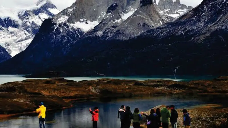 Descubrí los lagos y saltos de agua del Paine Parada fotográfica frente al Lago Nordenskjold en el tour 4x4 desde El Calafate.