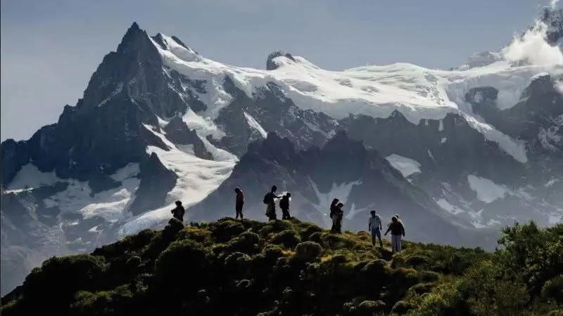 Descubrí los lagos y saltos de agua del Paine. Turistas realizando caminata guiada en el Parque Nacional Torres del Paine