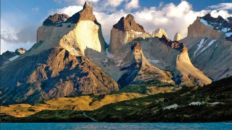 Los mejores miradores del Parque Nacional. Vista panorámica de los Cuernos del Paine en la excursión full day 4x4.