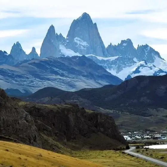 Ruta 40 bordeando el Lago Viedma con vistas al Cerro Fitz Roy y Cerro Torre al fondo