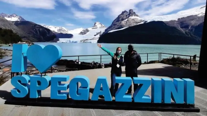 Cartel típico del Glaciar Spegazzini con el lago detrás