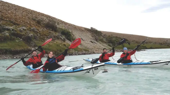 Travesía de 15 km remando por el Río Santa Cruz rodeado de formaciones geológicas de la estepa