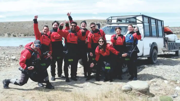 Vehículos 4x4 transitando por los caminos de ripio típicos de las estancias de Santa Cruz hacia El Calafate