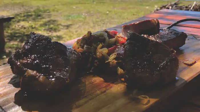 Almuerzo criollo con bife a la criolla, provoleta y focaccia servido a los pasajeros a orillas del río
