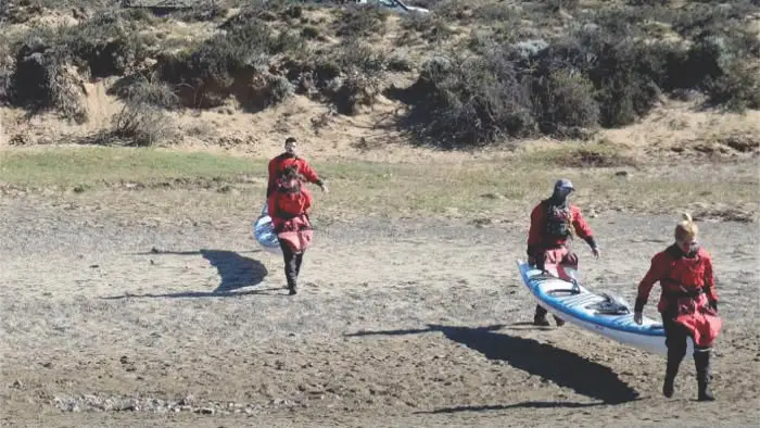 Preparación y charla de seguridad con los kayaks dobles en el paraje Charles Fuhr a orillas del río