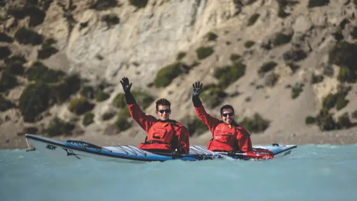 Travesía de 15 km remando por el Río Santa Cruz rodeado de formaciones geológicas de la estepa