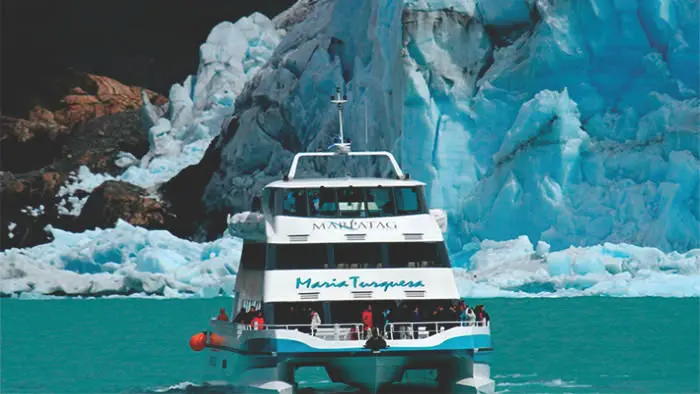 Crucero gourmet navegando el Canal Spegazzini frente a las paredes de hielo más altas del Parque Nacional Los Glaciares
