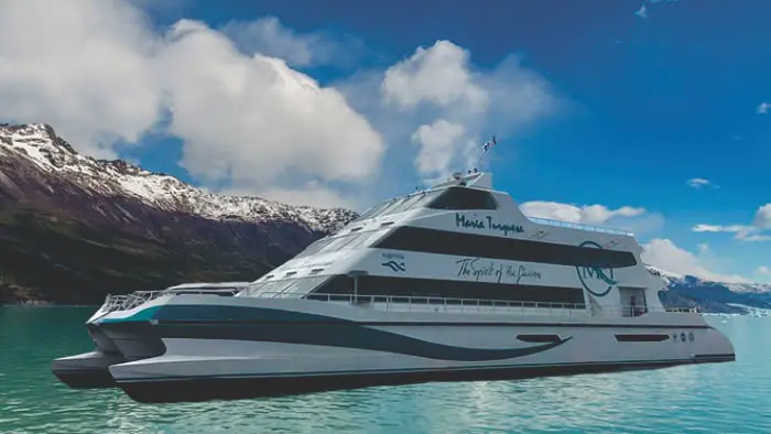 Catamarán de lujo María Turquesa navegando entre témpanos en el Lago Argentino