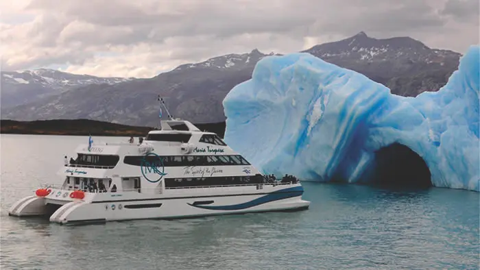 Navegación frente a la imponente pared norte del Glaciar Perito Moreno en el canal de los témpanos