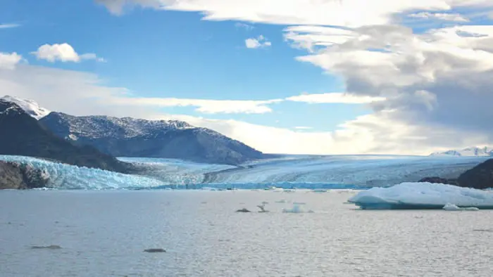 Navegación frente a la imponente pared norte del Glaciar Perito Moreno en el canal de los témpanos