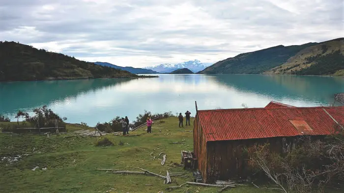 Lunch box gourmet con sándwich de cordero braseado frente a los glaciares