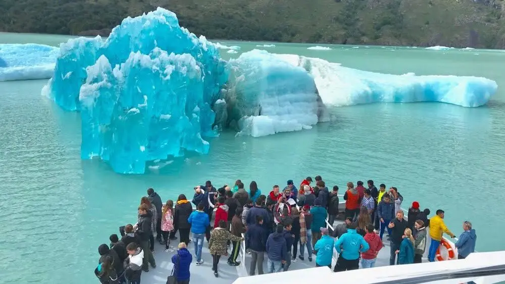 Crucero gourmet navegando el Canal Spegazzini frente a las paredes de hielo más altas del Parque Nacional Los Glaciares