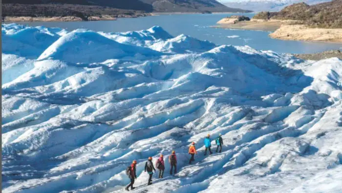 Grupo realizando minitrekking en la Patagonia argentina