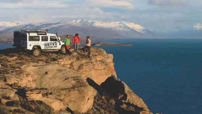 Vista panorámica de la inmensidad y el color celeste característico del Lago Argentino desde los acantilados