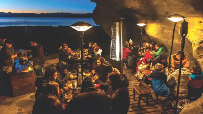 Almuerzo o cena gourmet dentro de una cueva natural climatizada en la costa de El Calafate