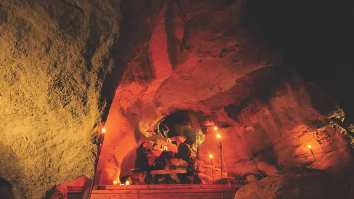 Zona arqueológica con pinturas rupestres y vestigios de la cultura nativa Tehuelche en las cuevas