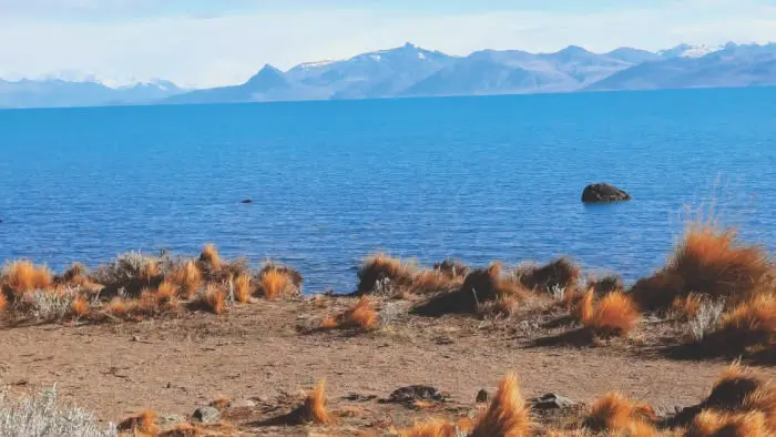 Vista panorámica de la inmensidad y el color celeste característico del Lago Argentino desde los acantilados