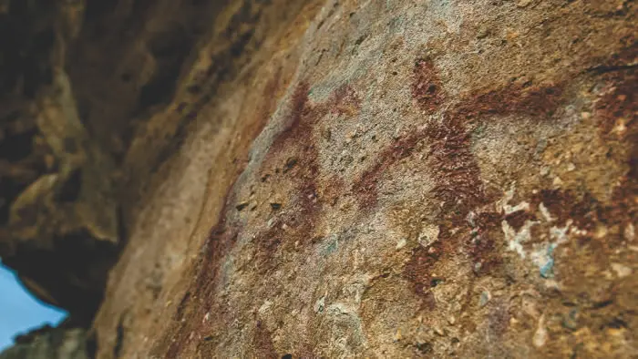 Arte rupestre Tehuelche en El Calafate Zona arqueológica con pinturas rupestres y vestigios de la cultura nativa Tehuelche en las cuevas