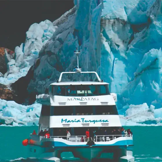 Vista panorámica del Glaciar Upsala desde la cubierta del catamarán María Turquesa navegando entre témpanos de hielo azul
