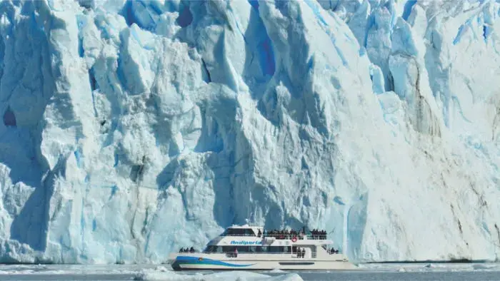 Navegación en barco por el Lago Argentino frente al glaciar
