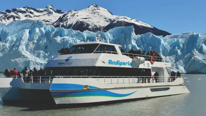 Embarcación navegando frente al glaciar
