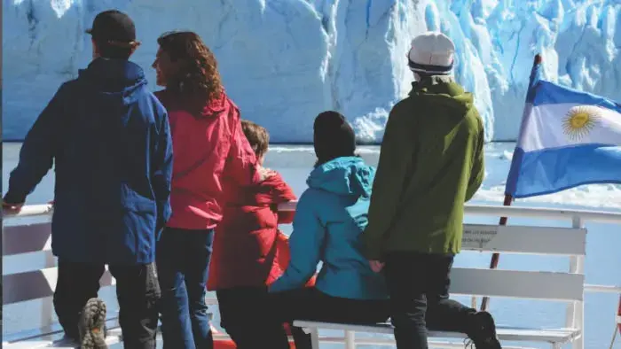 Pasajeros observando el glaciar desde la cubierta del barco
