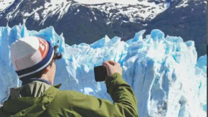 Vista cercana del Glaciar Perito Moreno desde el lago
