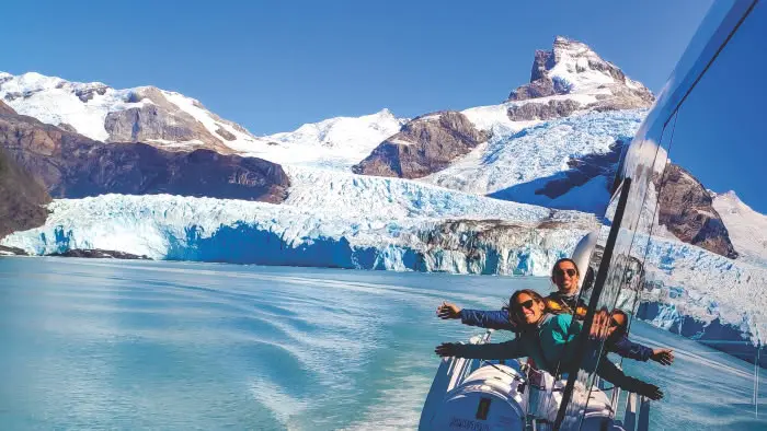 Navegación Todo Glaciares frente a las paredes del Glaciar Spegazzini