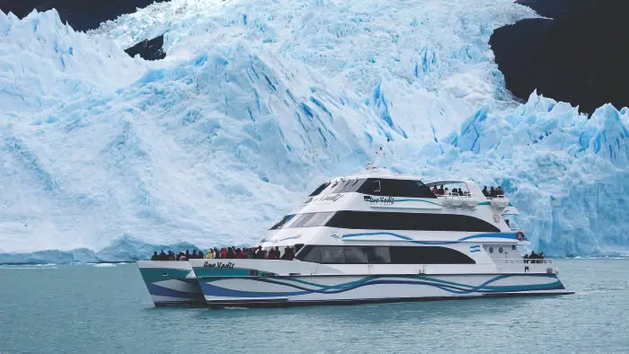 Moderno catamarán recorriendo el Brazo Norte hacia el Glaciar Upsala.