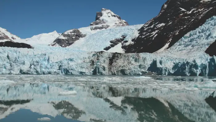 Témpanos gigantes de hielo azul en el Canal Upsala del Lago Argentino.