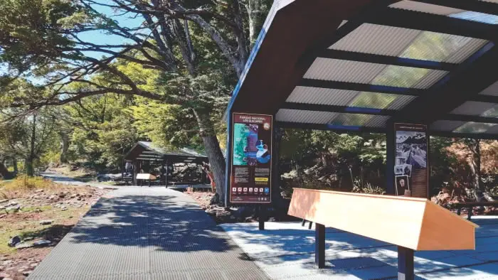 Entorno natural único con montañas y glaciares en la Patagonia Argentina