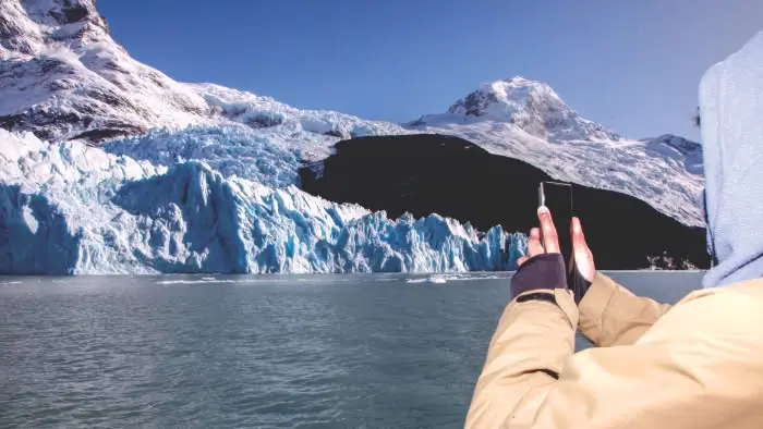 Paisaje imponente del Parque Nacional Los Glaciares durante la excursión de navegación