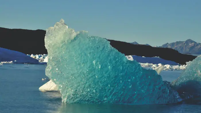 Entorno natural único con montañas y glaciares en la Patagonia Argentina