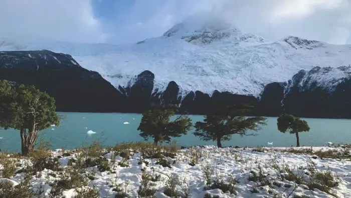 Entorno natural único con montañas y glaciares en la Patagonia Argentina