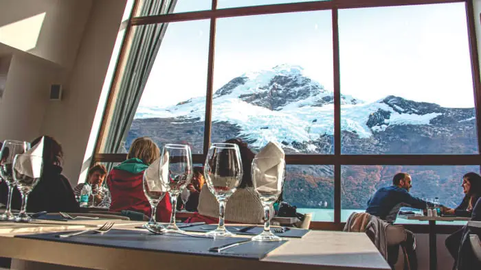 Paisaje imponente del Parque Nacional Los Glaciares durante la excursión de navegación.