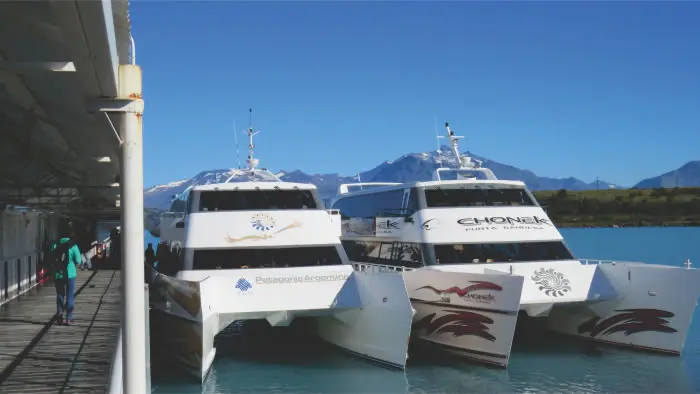 Catamarán moderno recorriendo la Bahía de los Glaciares en El Calafate