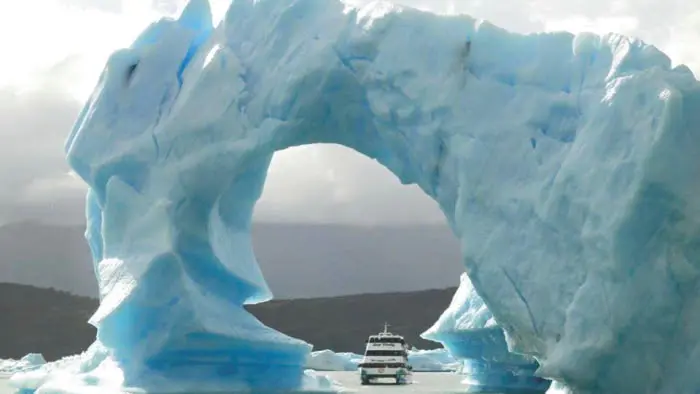 Entorno natural único con montañas y glaciares en la Patagonia Argentina
