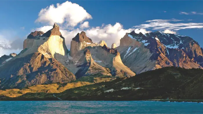 Vista panorámica de los Cuernos del Paine en la excursión full day 4x4.