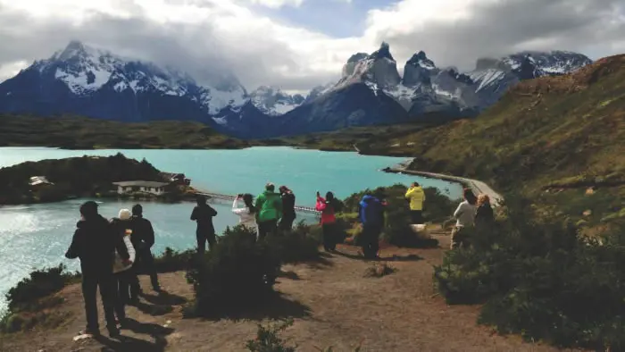 Grupo de la excursión en el mirador del Lago Sarmiento de Gamboa.