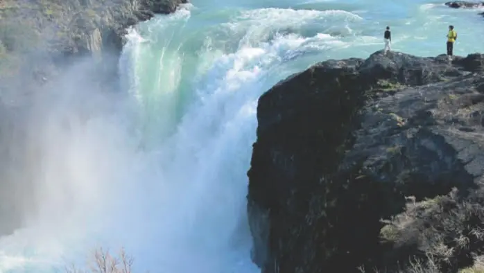 Los mejores miradores del Parque Nacional. Salto Grande del Río Paine contemplado durante el recorrido en vehículo overland