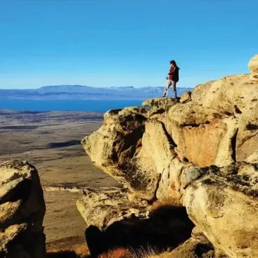 Vehículo 4x4 realizando el ascenso al cordón del Cerro Huyliche con vistas panorámicas de El Calafate