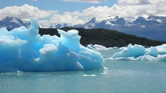 Navegación frente a la imponente pared norte del Glaciar Perito Moreno en el canal de los témpanos