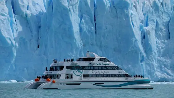 Navegación frente a la imponente pared norte del Glaciar Perito Moreno en el canal de los témpanos