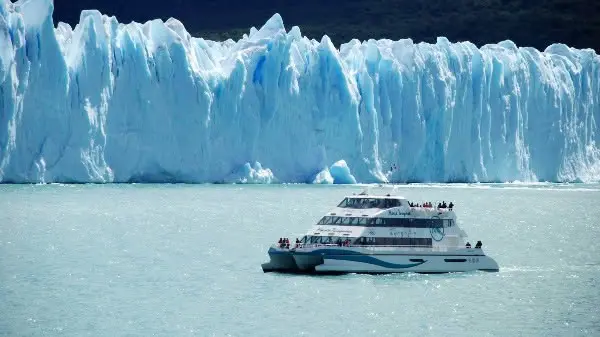 Crucero gourmet navegando el Canal Spegazzini frente a las paredes de hielo más altas del Parque Nacional Los Glaciares