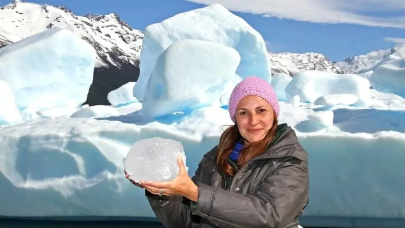 Témpanos de hielo azul navegando por el Brazo Norte hacia el Glaciar Upsala