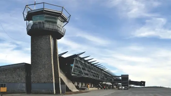 Pista y torre de control del Aeropuerto de El Calafate