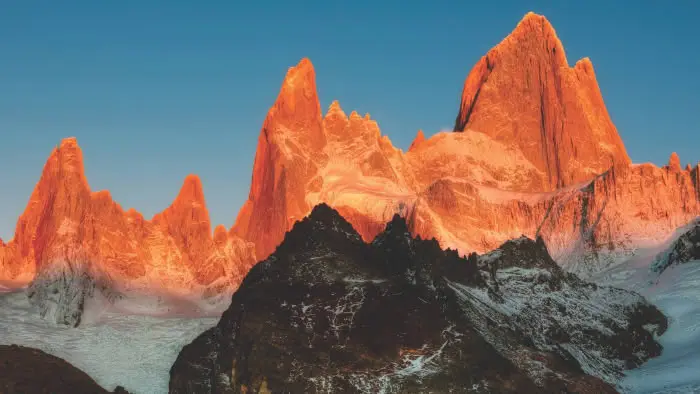 Vista panorámica del macizo montañoso desde la ruta de acceso a El Chaltén.